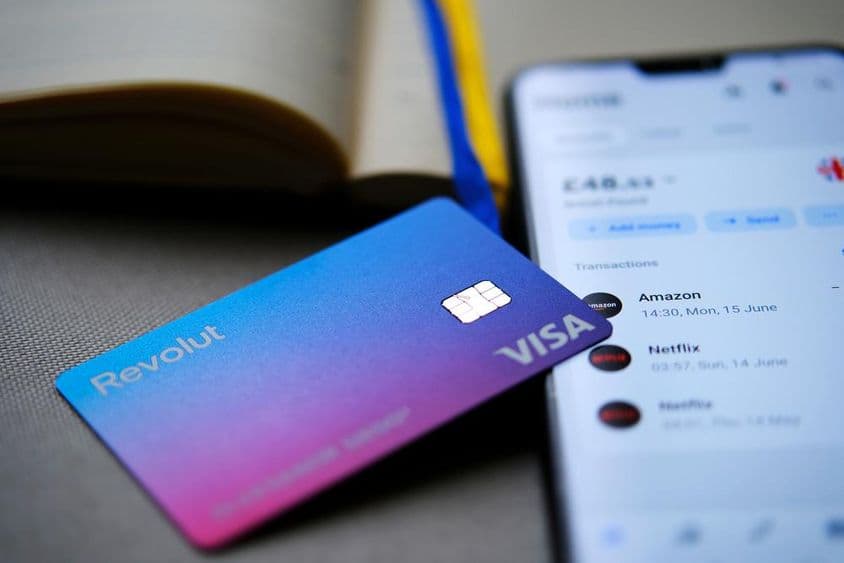Revolut Visa-Karte auf einem Telefonbildschirm angezeigt.