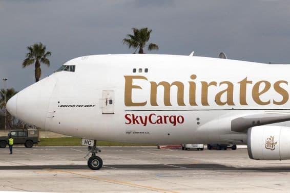 Emirates Boeing 777 mit sichtbarem Sky Cargo Logo.
