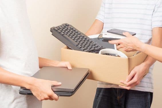 Das Bild zeigt gespendete Laptops, Telefone und Computerteile.