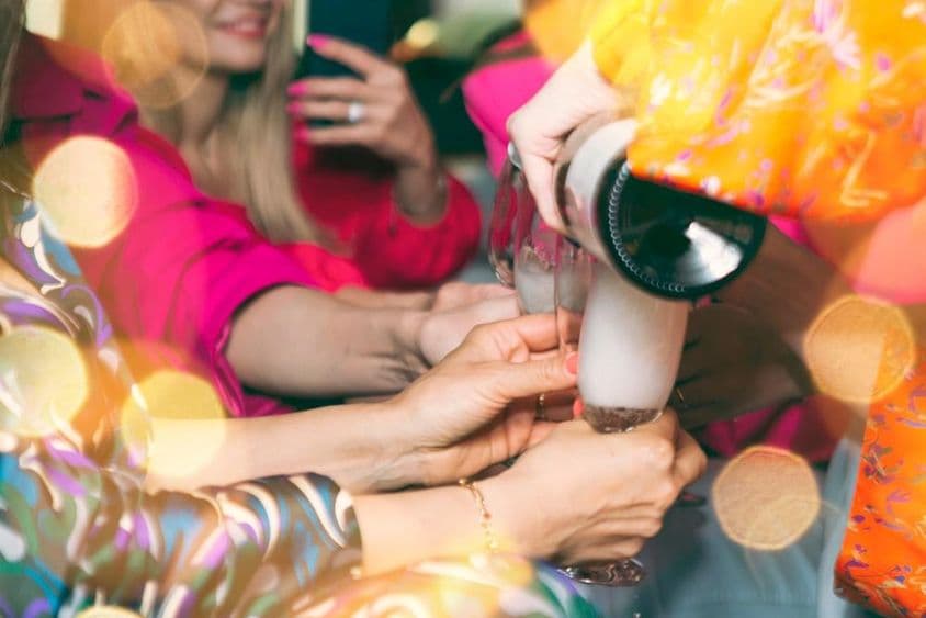 Menschen trinken Champagner in einem Club.