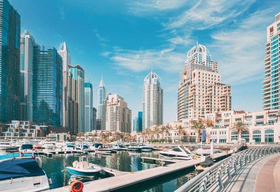Skyline von Dubai Marina mit Booten im Hafen, Wolkenkratzer im Hintergrund.