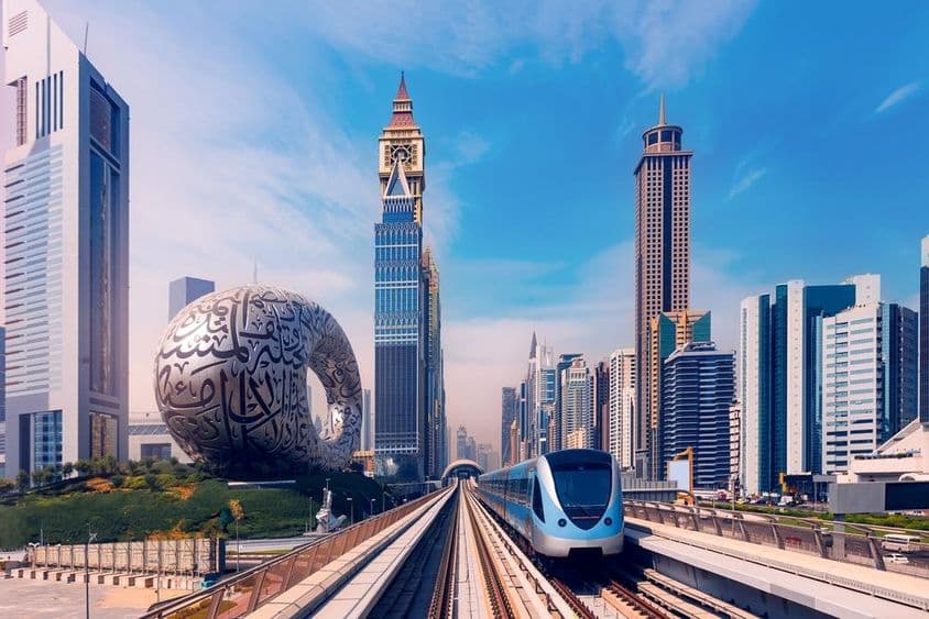 Dubai Metro mit Wolkenkratzern im Hintergrund, Museum der Zukunft links.