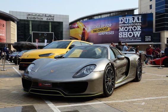 Porsche im Vordergrund neben einem Lambo.