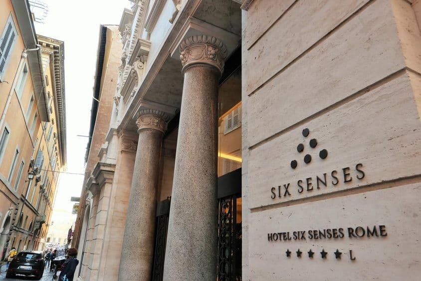 Schild eines 5-Sterne Six Senses Hotels in Rom.