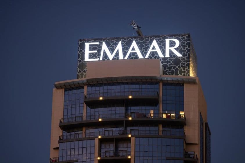 EMAAR-Logo sichtbar auf der Spitze eines Wolkenkratzers.