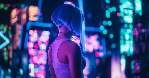 Eine Frau auf dem Weg zu einem Anime-Festival, mit blauen Haaren und unscharfen blinkenden Lichtern im Hintergrund.