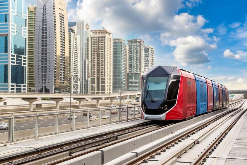 Dubai-Straßenbahn mit Wolkenkratzern im Hintergrund.