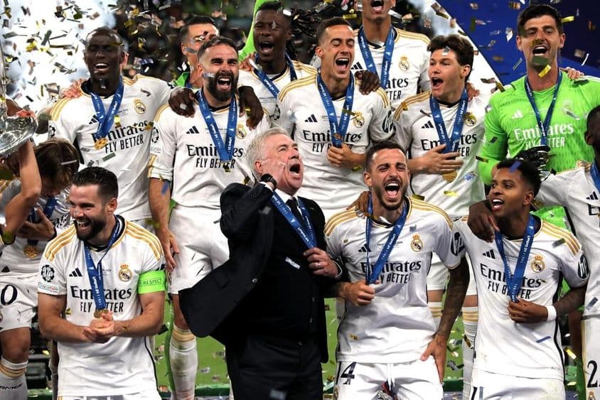 Real Madrid feiern nach einem Siegspiel.