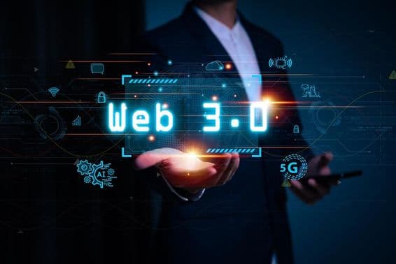 Eine Person hält eine Projektion 'Web3' auf ihrer Hand.