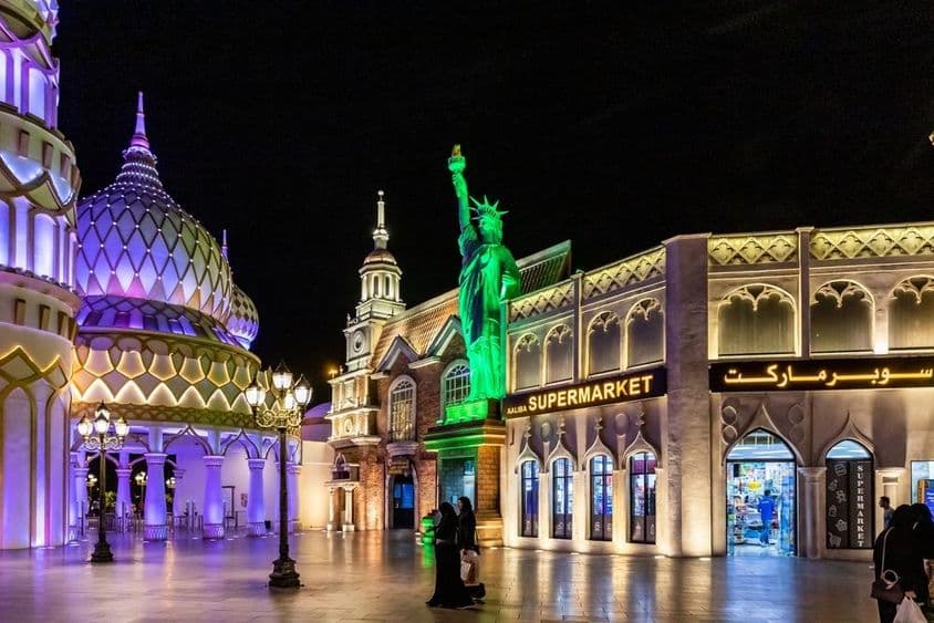 Ein Bereich des Global Village mit der Freiheitsstatue.