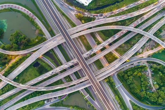 Viele Straßen, die sich in verschiedenen Richtungen kreuzen, oben und unten.