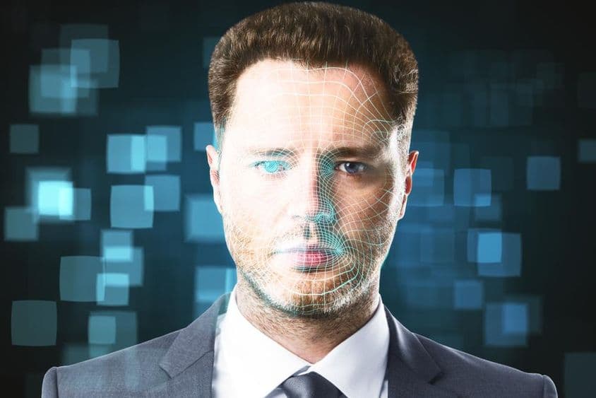 Eine Person wird als Hologramm gescannt.