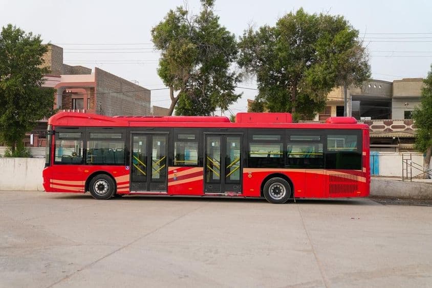 Ein roter Dubai-Bus steht geparkt.