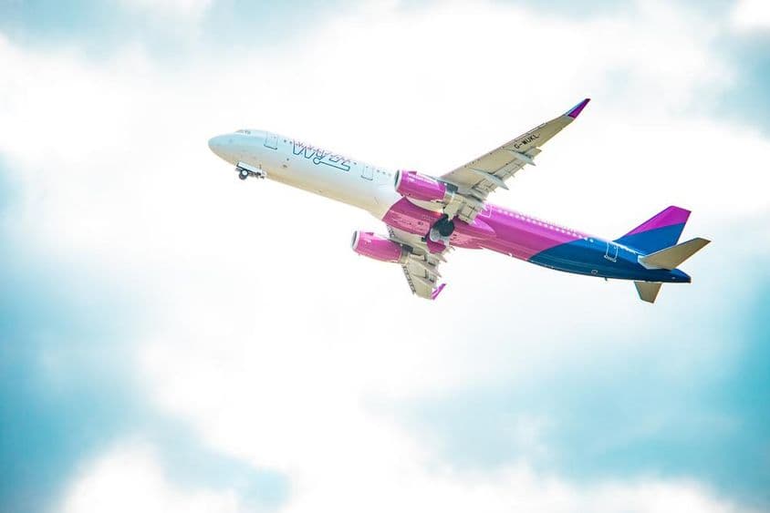 Wizz Air fliegt in der Luft.