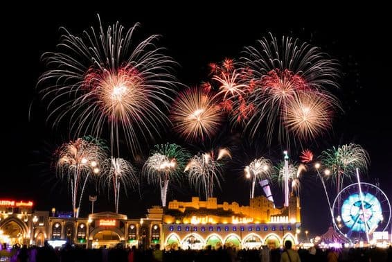 Feuerwerk bei Nacht im Global Village.