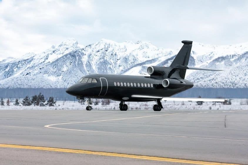 Ein Privatjet steht auf der Startbahn.
