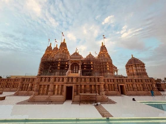 Vorderansicht des Baps-Hindu-Tempels in Abu Dhabi.