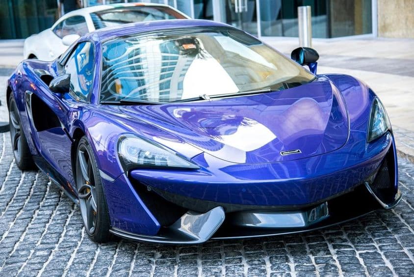 Blauer McLaren-Wagen, der auf einer Straße in Dubai geparkt ist.