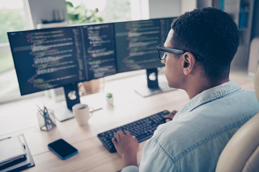 Ein Schüler lernt Programmieren an einem Computer.