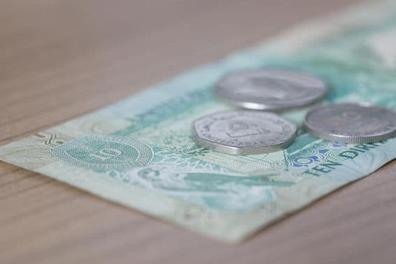 10-Dubai-Dirham-Schein und 1-Dirham-Münze.