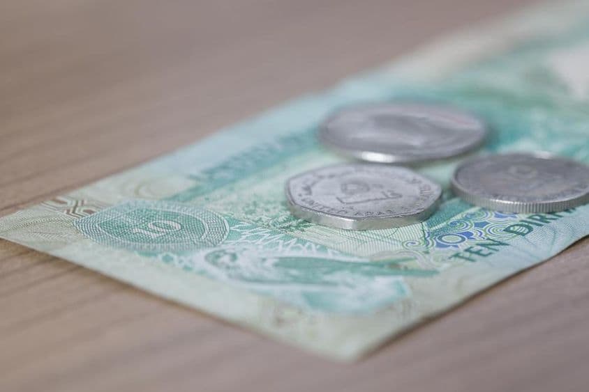 10-Dubai-Dirham-Schein und 1-Dirham-Münze.