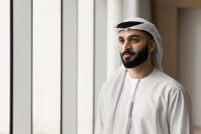 Emiratischer Mann trägt eine Ghutrah.