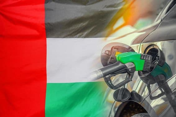 Ein Auto wird mit Benzin betankt, mit der Flagge der VAE im Hintergrund.