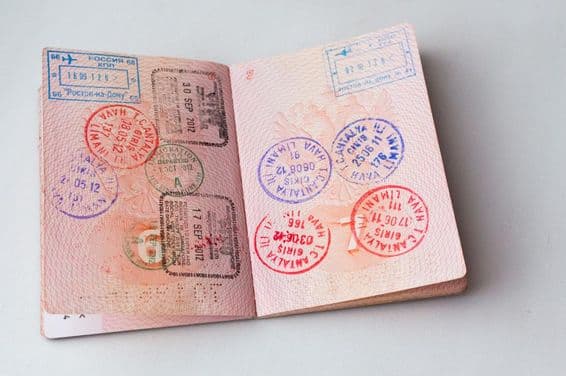 Reisepass-Innenseite mit Stempeln gefüllt.