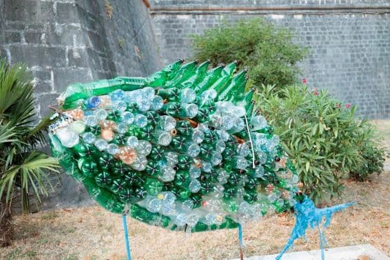 Fisch aus Plastikflaschen geklebt.