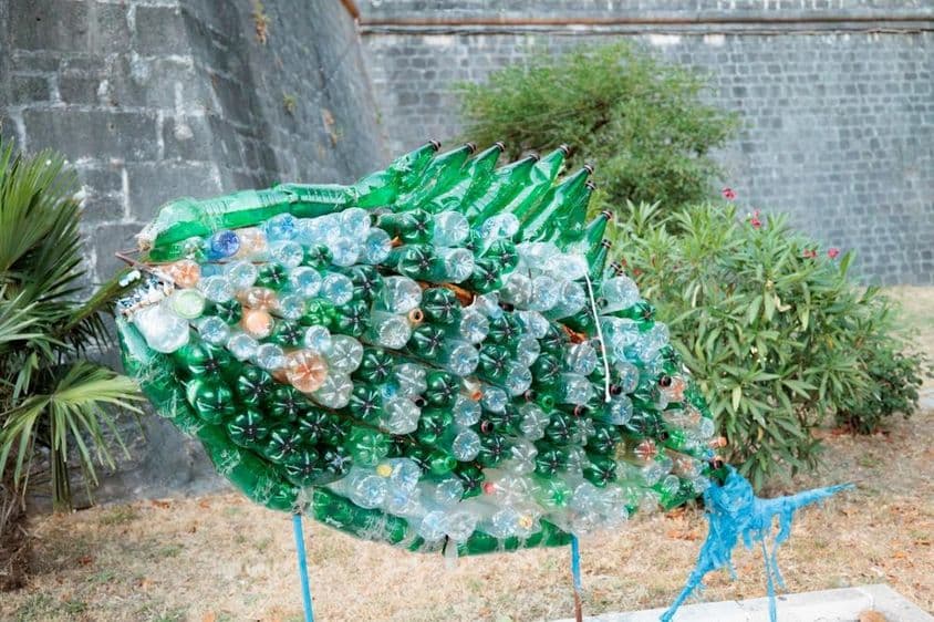 Fisch aus Plastikflaschen geklebt.