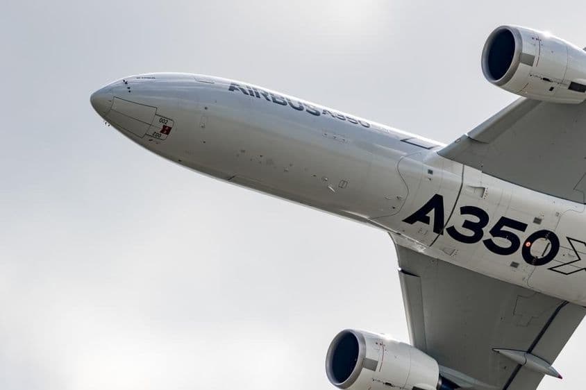 Airbus A350 Flugzeug von unten fotografiert.