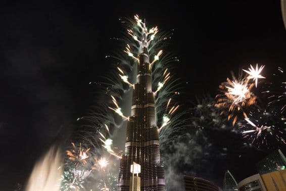 Burj Khalifa festliches Feuerwerk an Silvester.