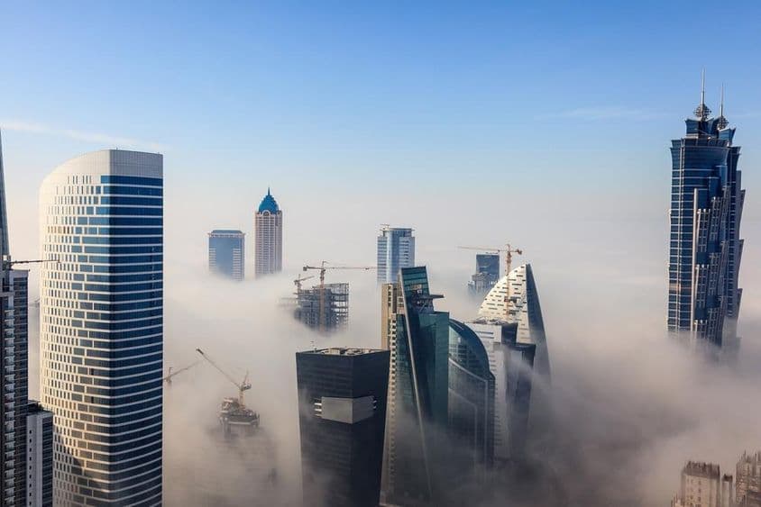 Dubais Wolkenkratzer im Nebel gehüllt.