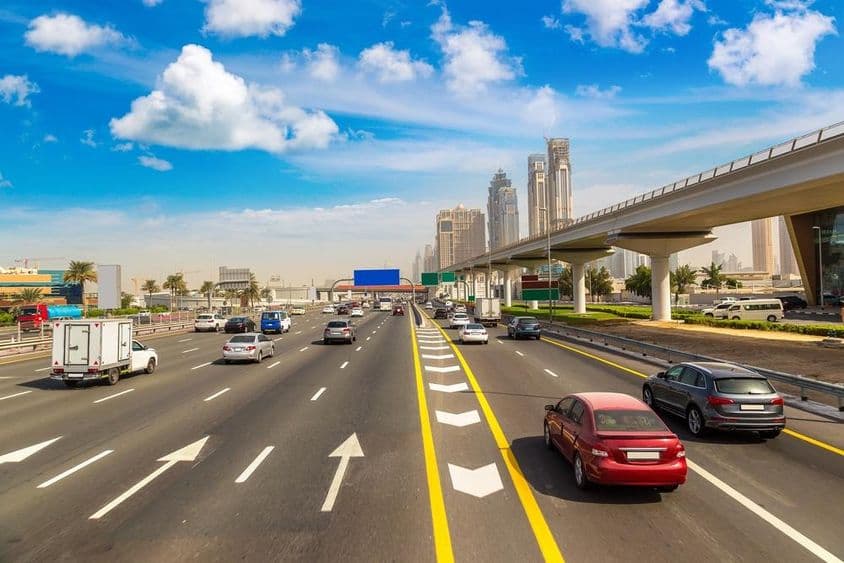 Dubai, sechsspurige Straße mit Autos.