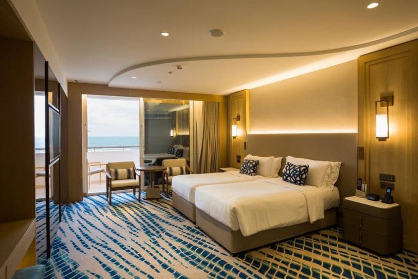 Detail eines Hotelapartmentzimmers in Dubai, mit Bett und Blick.