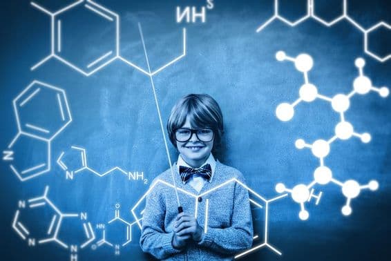 Ein Schüler wird mit einer Projektion einer chemischen Atombindung gezeigt.