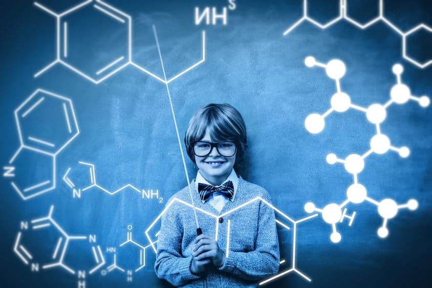 Ein Schüler wird mit einer Projektion einer chemischen Atombindung gezeigt.
