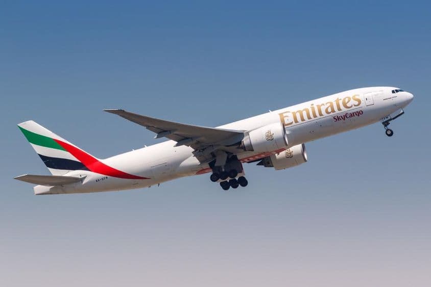 Emirates-Flugzeug fliegt in der Luft, SkyCargo.