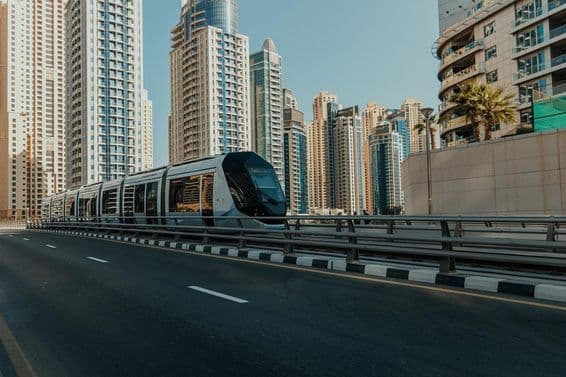 Dubai-Straßenbahn mit Wolkenkratzern im Hintergrund.