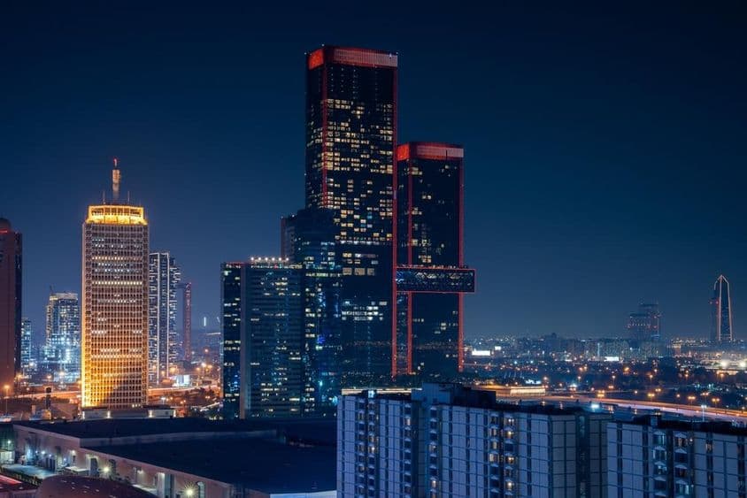 Dubai Business Bay mit Wolkenkratzern im Hintergrund.