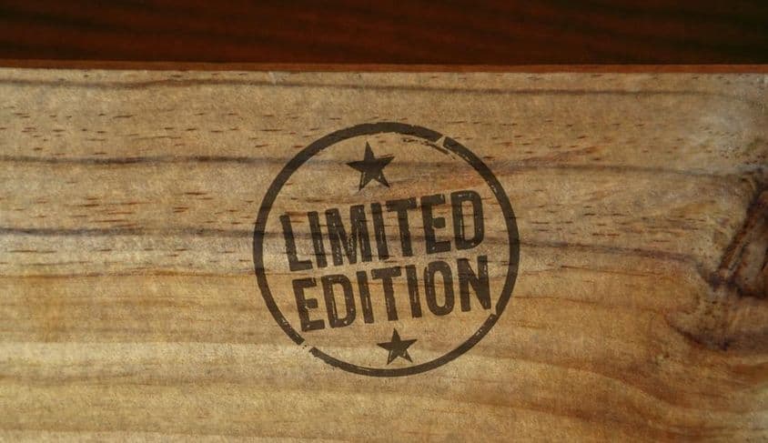 Limitierte Auflage auf Holzoberfläche geschrieben, mit Sternen darum.