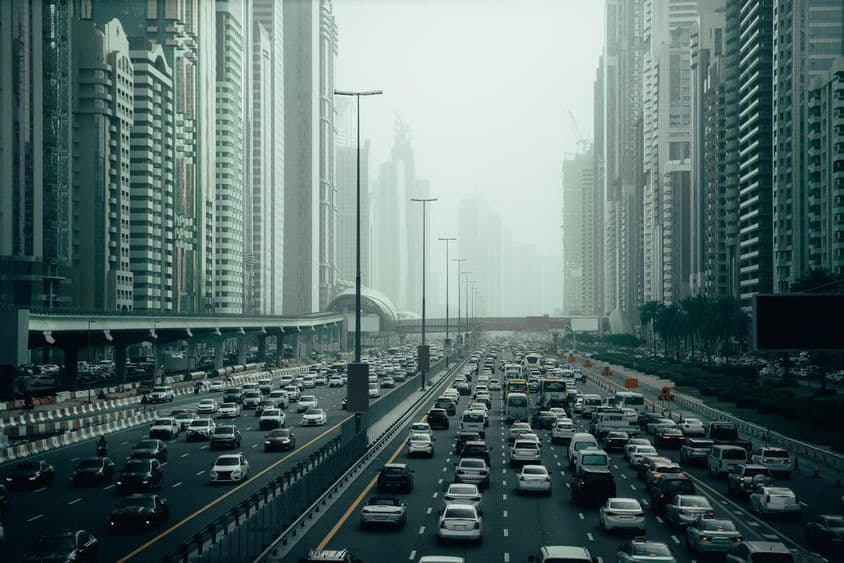 Dubais belebte Autobahn in der Stadt, 2x7 Spuren, Wolkenkratzer auf beiden Seiten.