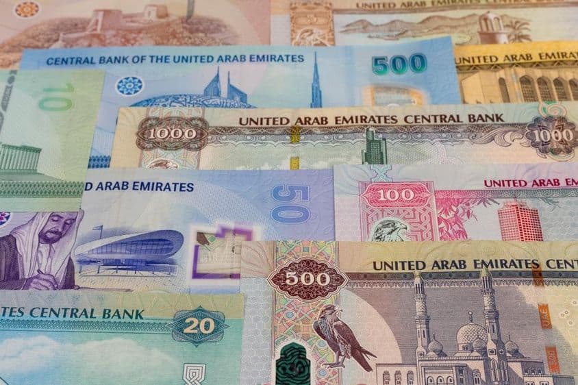 Dirham-Scheine im Wert von 20, 50, 100, 500, 1000 auf einem Tisch.