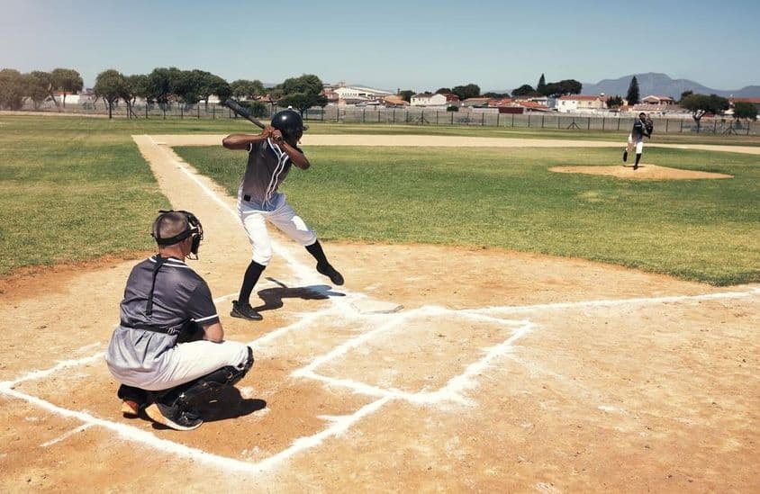 Ein Baseballspieler wartet auf einen Pitch vom Pitcher.