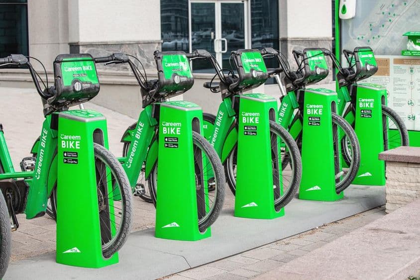 Careem Fahrräder, die zusammen in einer Docking-Station platziert sind.