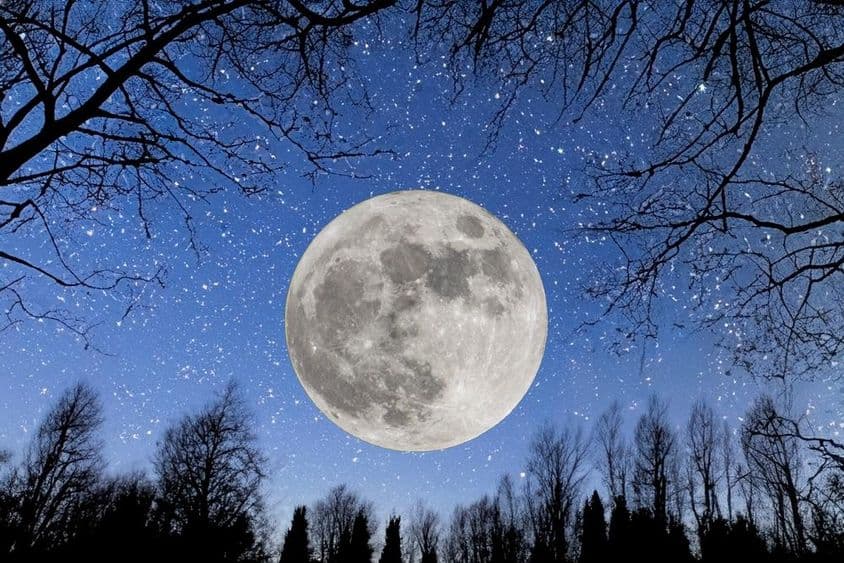 Vollmond in einem sternenklaren Himmel.