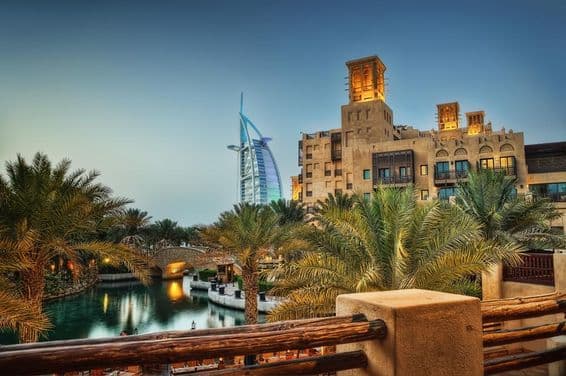 Jumeirah Al Qasr mit Burj Al Arab im Hintergrund.