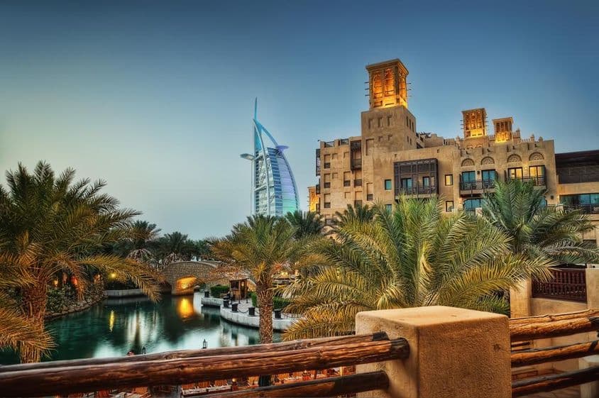 Jumeirah Al Qasr mit Burj Al Arab im Hintergrund.