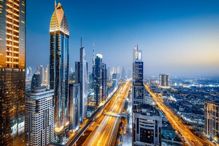 Dubai-Skyline bei Nacht von oben betrachtet.