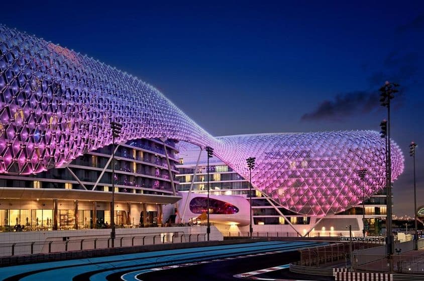 Yas Marina Circuit Rennstrecke im Dunkeln beleuchtet.